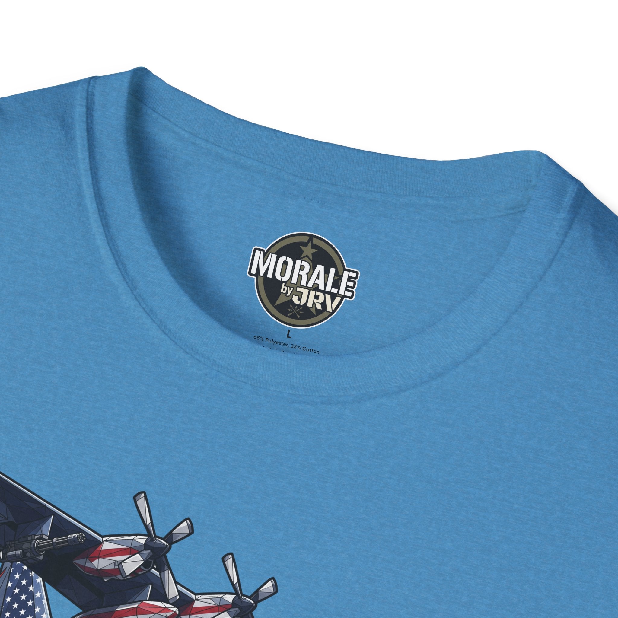 Blaues T-Shirt: MORALE-Badge am Halsausschnitt