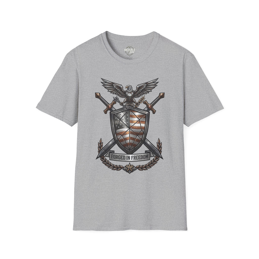 Sport-Grey T‑Shirt mit Adler‑Shield, Schwertern und Banner „Forged in Freedom“