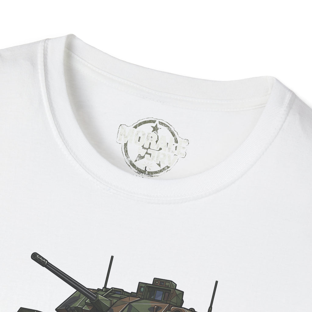 Weißes T-Shirt mit Rundhalsausschnitt und Tankgrafik am unteren Bildbereich