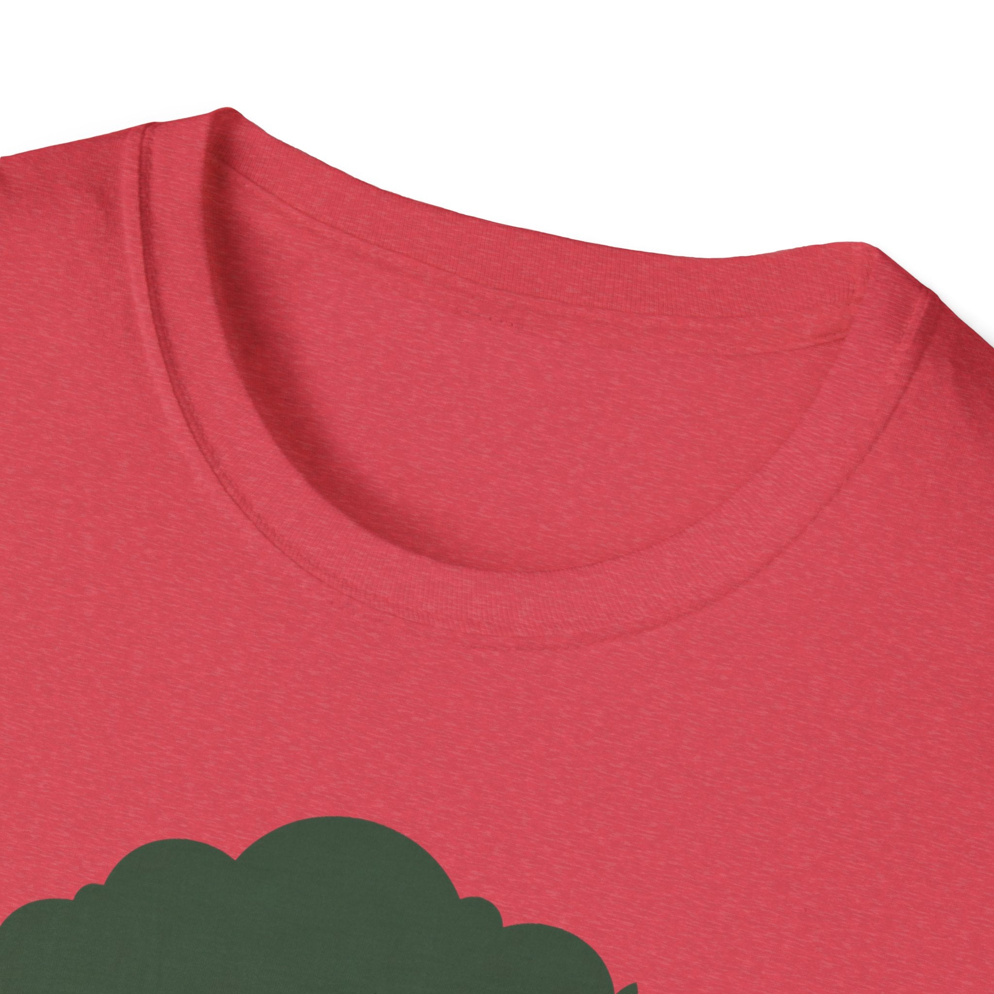 Decote da camiseta vermelha com estampa de árvore escura