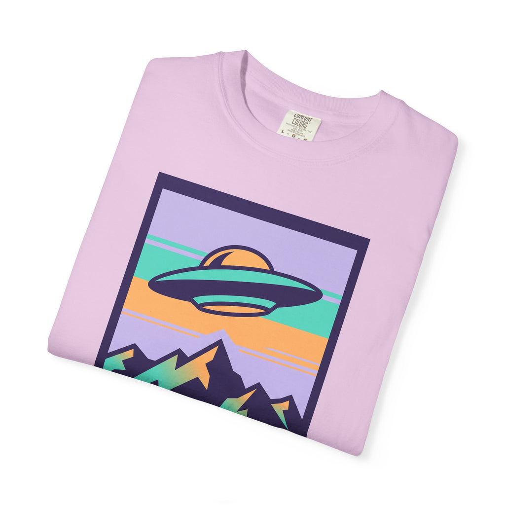 Lilac T-shirt with close-up UFO “VISIT EARTH” graphic