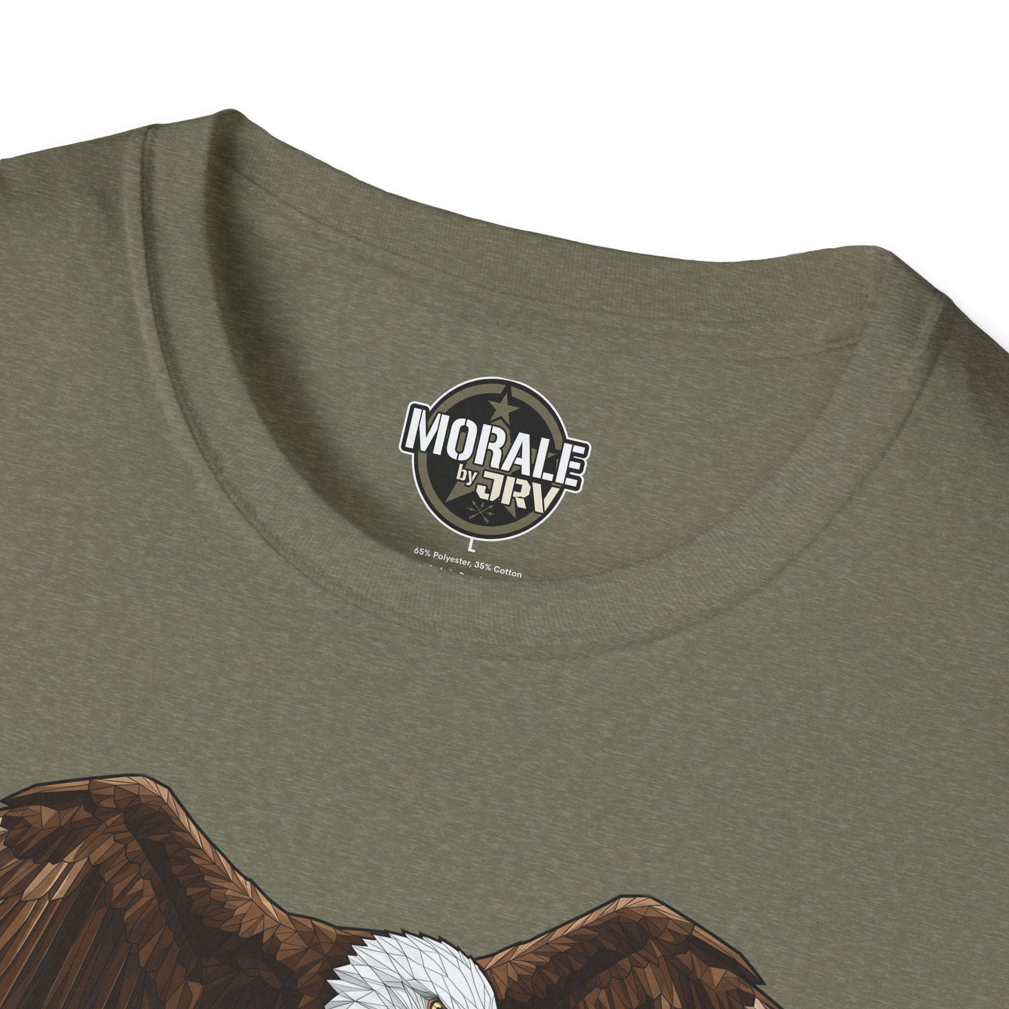 Detalle de camiseta verde oliva: logo en el cuello y parte del águila calva estampada