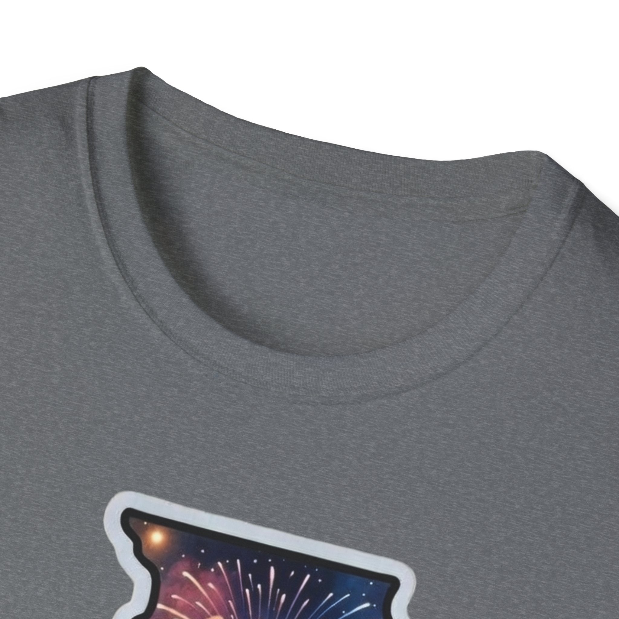 Heather Navy T-Shirt, Rundhalsausschnitt; sichtbarer Ausschnitt der Feuerwerksgrafik