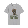 Hellgraues Melange-T-Shirt mit Soldat-Illustration und „EMBRACE THE SUCK“-Schrift