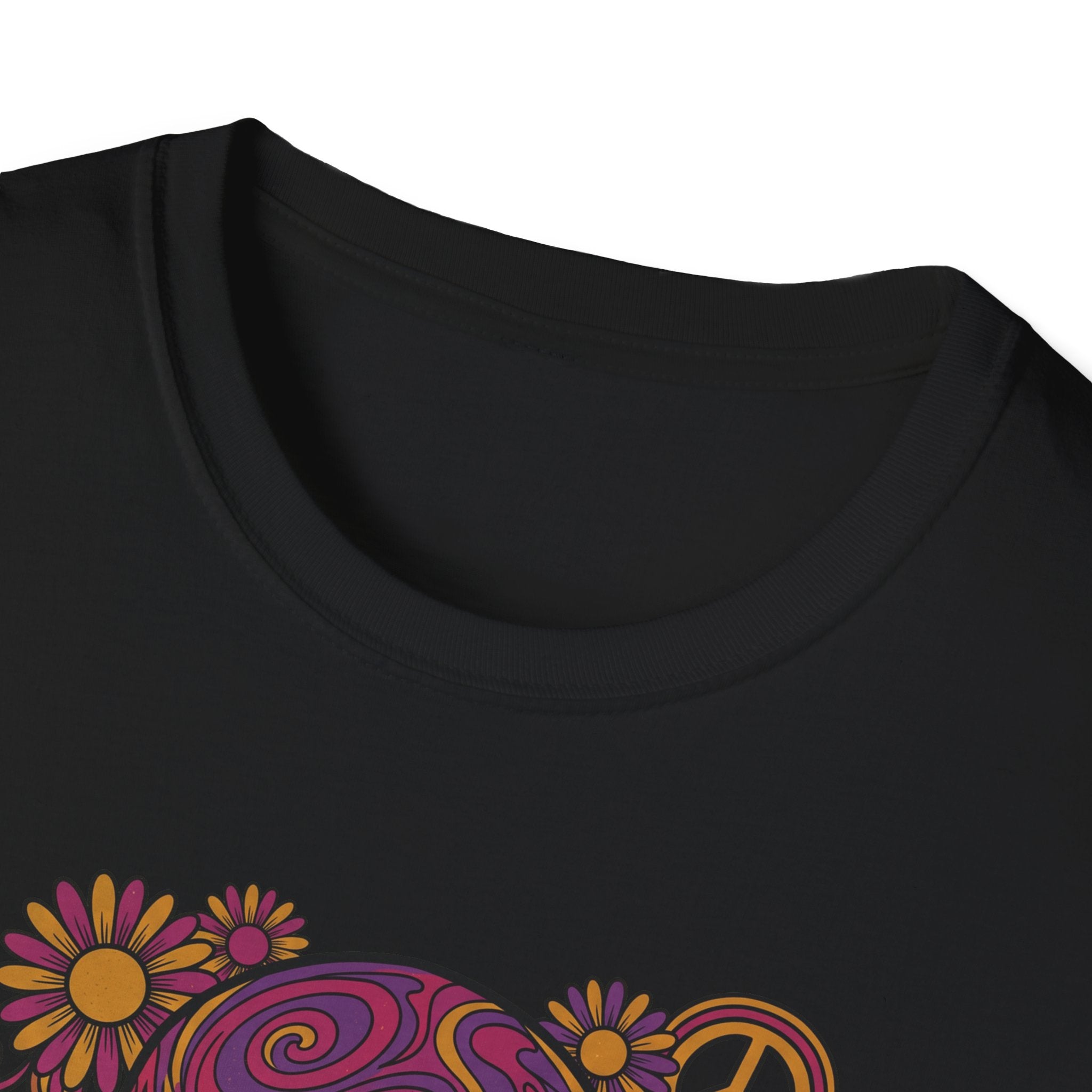 Schwarzes T‑Shirt, Ausschnitt mit Teil des Blumenschädel-Prints