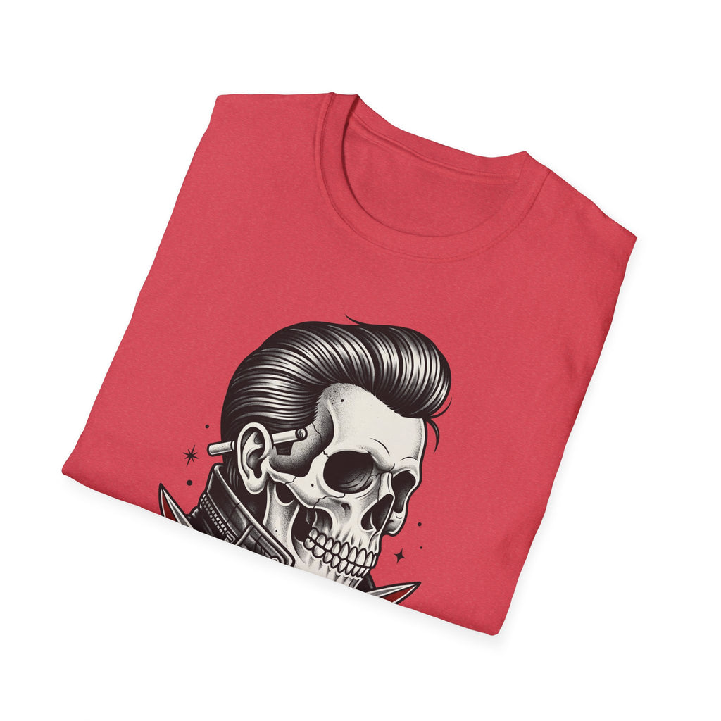 Rotes Rockabilly‑T‑Shirt mit Skelettkopf, Pompadour‑Haarschnitt und Tattoo‑Motiv vorn