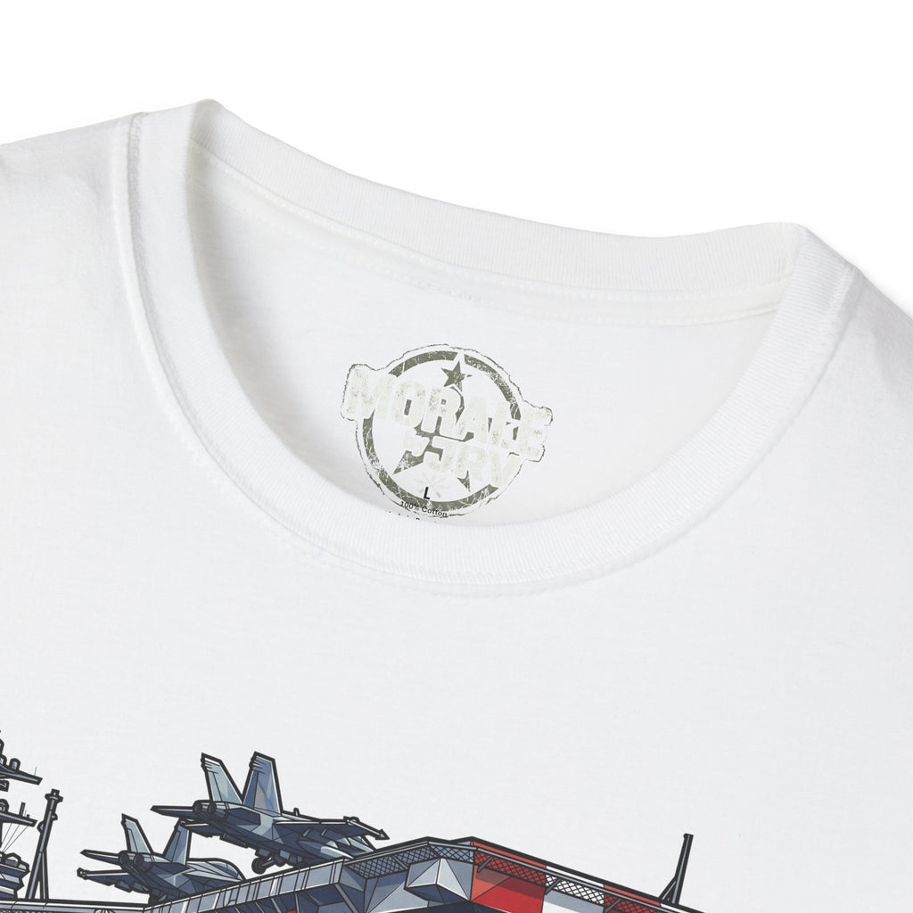 Weiße T-Shirt-Detailansicht: Halskragen-Logo und Teil der Flugzeugträger-Grafik