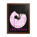 Las Vegas Pinup-Poster: Holzrahmen, Kartenform mit Silhouette und Magenta-Text