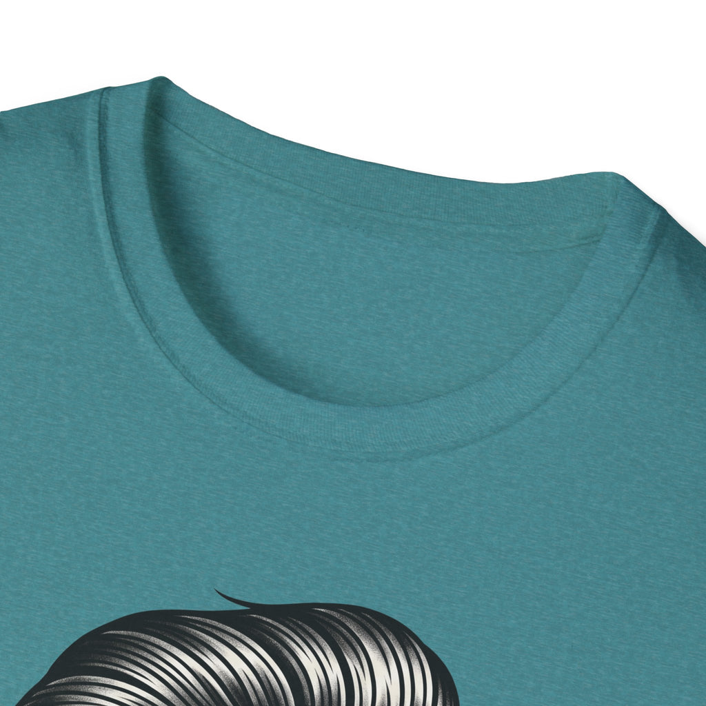 T-Shirt petrolgrün mit Ausschnitt und Ausschnittnähe über dem schwarz-weißen Tattoo-Motiv