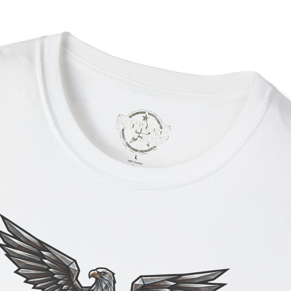 Weiße T‑Shirt Kragen mit Logo und Ausschnitt des Adler‑Shield-Prints