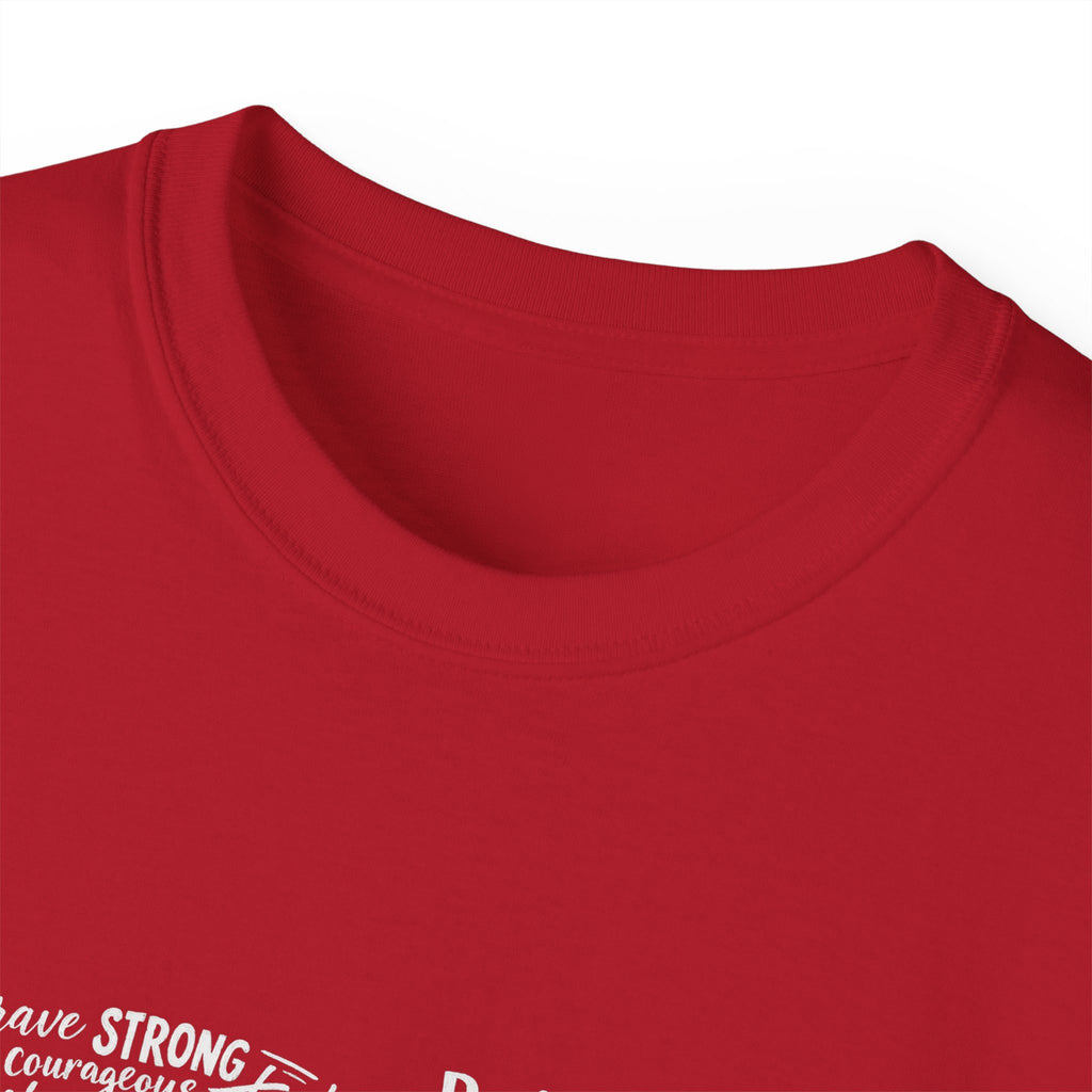 Nahaufnahme: rotes T‑Shirt mit Rundhalsausschnitt und typografischem Motiv