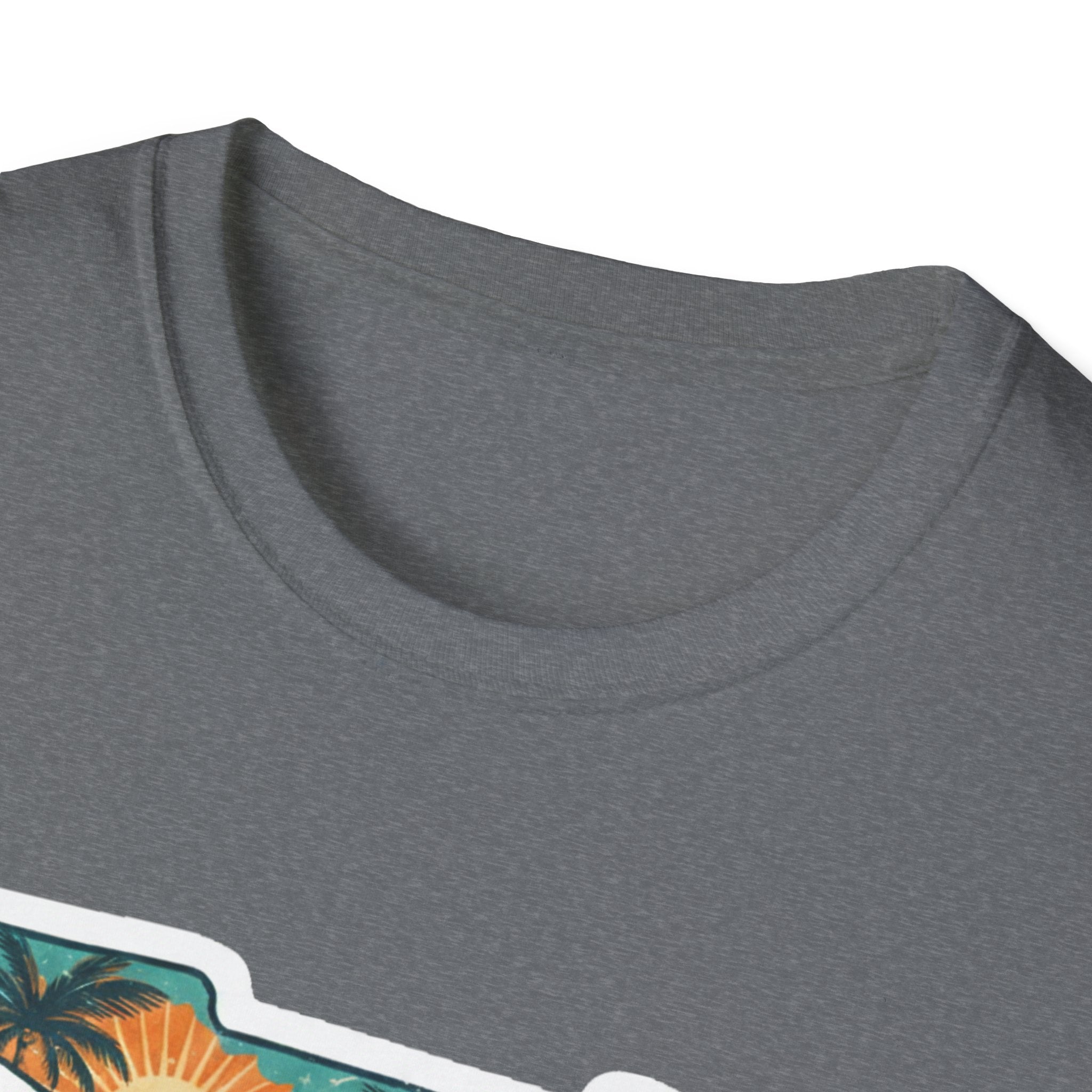 Cuello redondo de camiseta gris con textura jaspeada