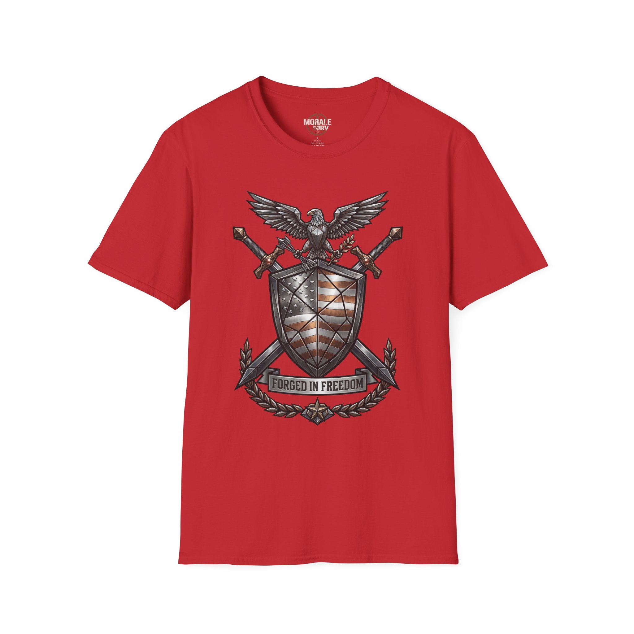Rote T‑Shirt mit Adler‑Shield, Schwertern und Banner „Forged in Freedom“
