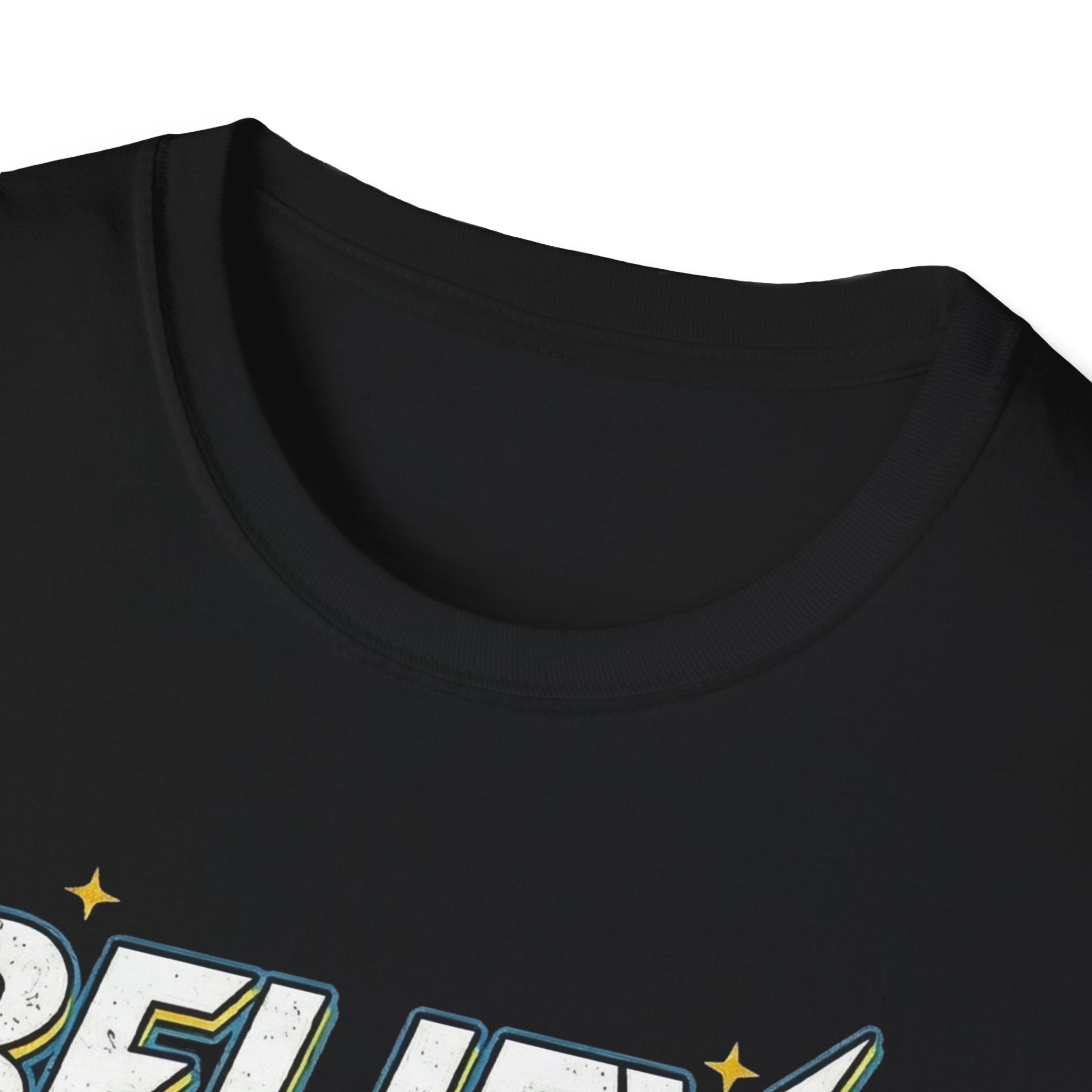 Cuello y parte delantera de camiseta negra con letras “BELIEVE” y estrellas