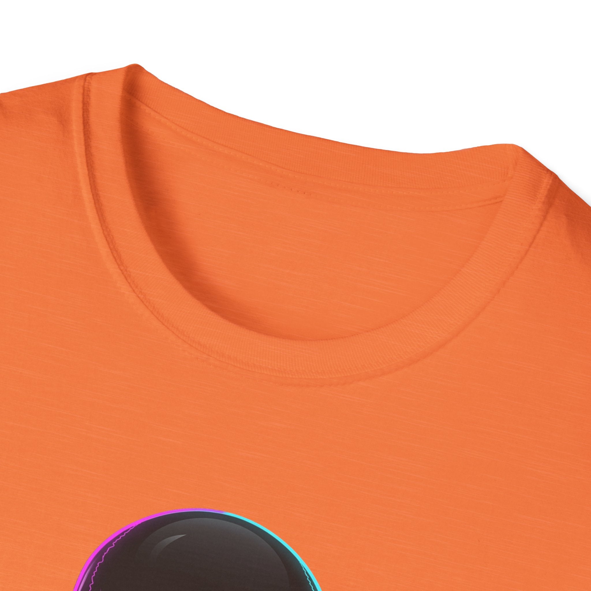 Vaporwave Neon Skull T-Shirt, orange Rundhalsausschnitt im Nahblick