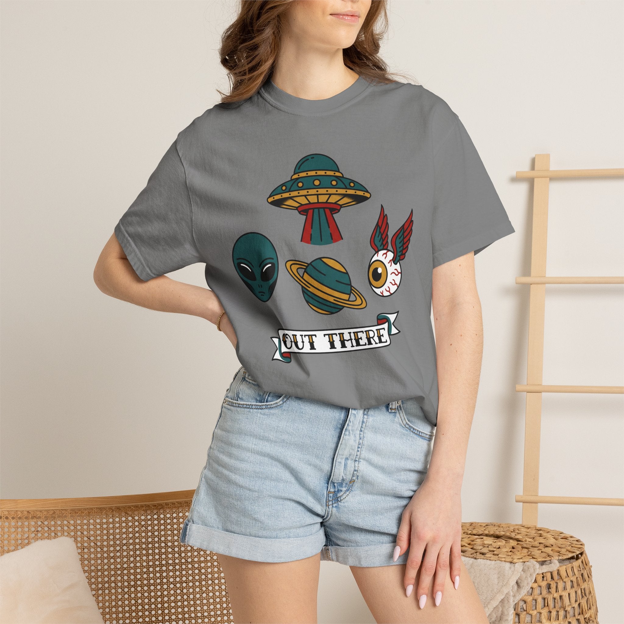 Alien UFO patchwork graphic T-shirt, medium gray short-sleeve with colorful UFO and cat-face print
