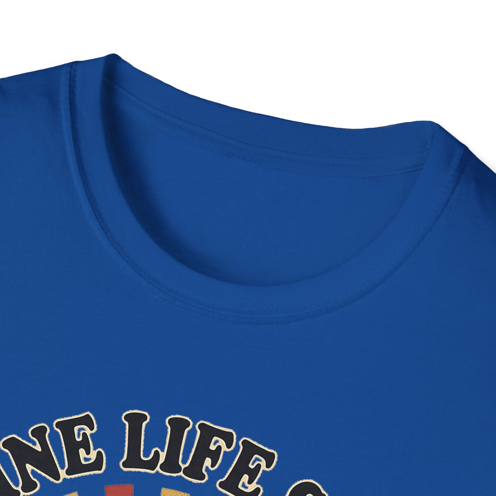 Royalblaues T-Shirt: Rundhalsausschnitt, unterer Bereich mit „NE LIVE“-Schriftzug