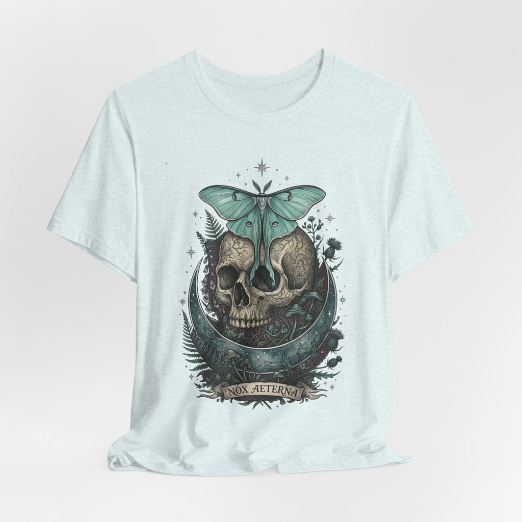 Hellblaues T-Shirt mit Moth-Skull-Grafik und umrandeten Pflanzen-Elementen
