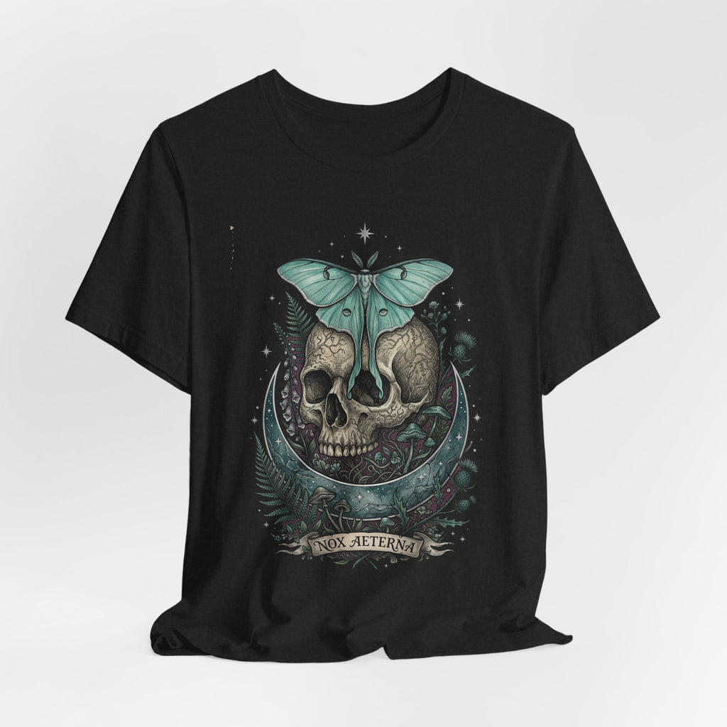Schwarzes T-Shirt mit Moth-Skull-Design und Schriftzug „NOX AETERNA“