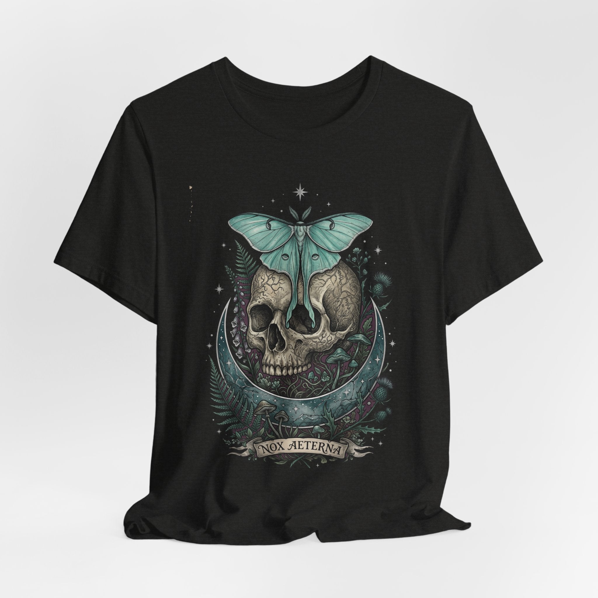 Schwarzes T-Shirt mit Moth-Skull-Design und Schriftzug „NOX AETERNA“