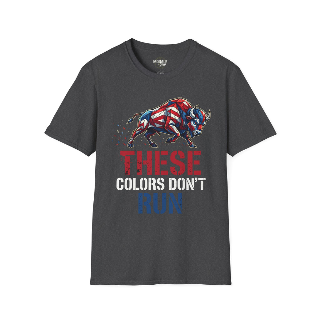 American Flag Bull T-Shirt in Dark Heather, Frontgrafik mit Stier und Text „THESE COLORS DON'T RUN“