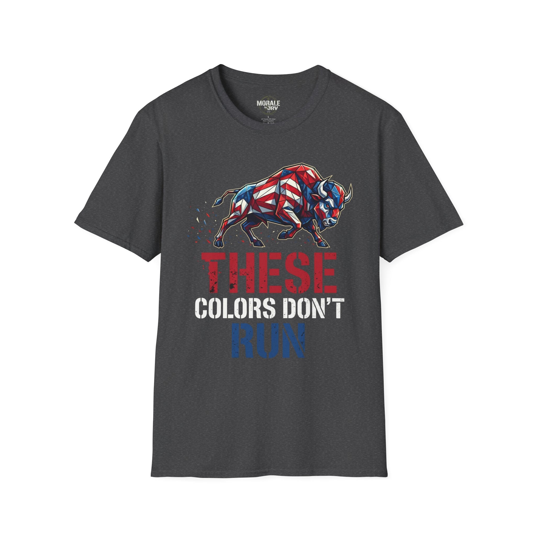 American Flag Bull T-Shirt in Dark Heather, Frontgrafik mit Stier und Text „THESE COLORS DON'T RUN“