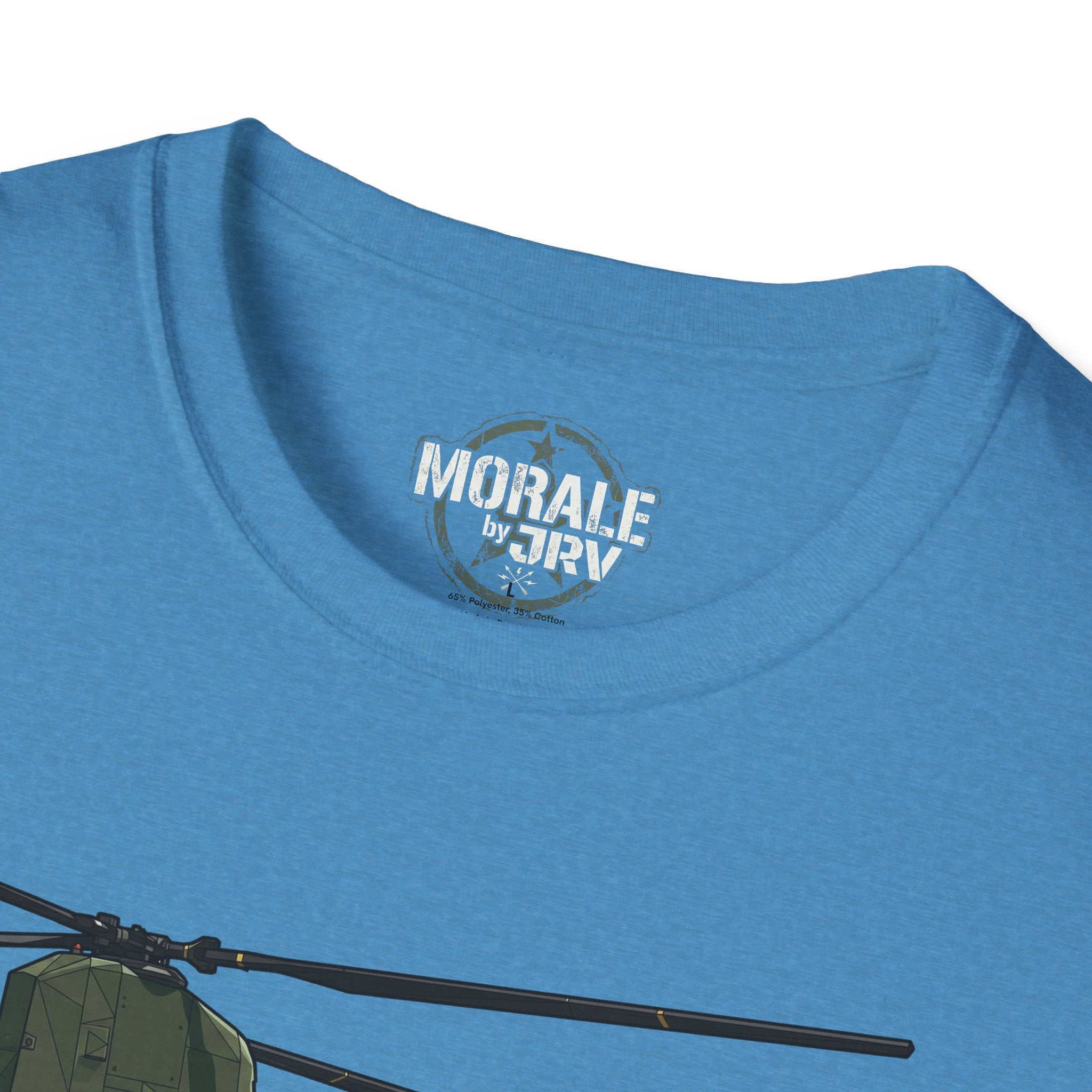 Hellblaues CH-47 Chinook T-Shirt: „MORALE by TRV“-Print am Halsausschnitt