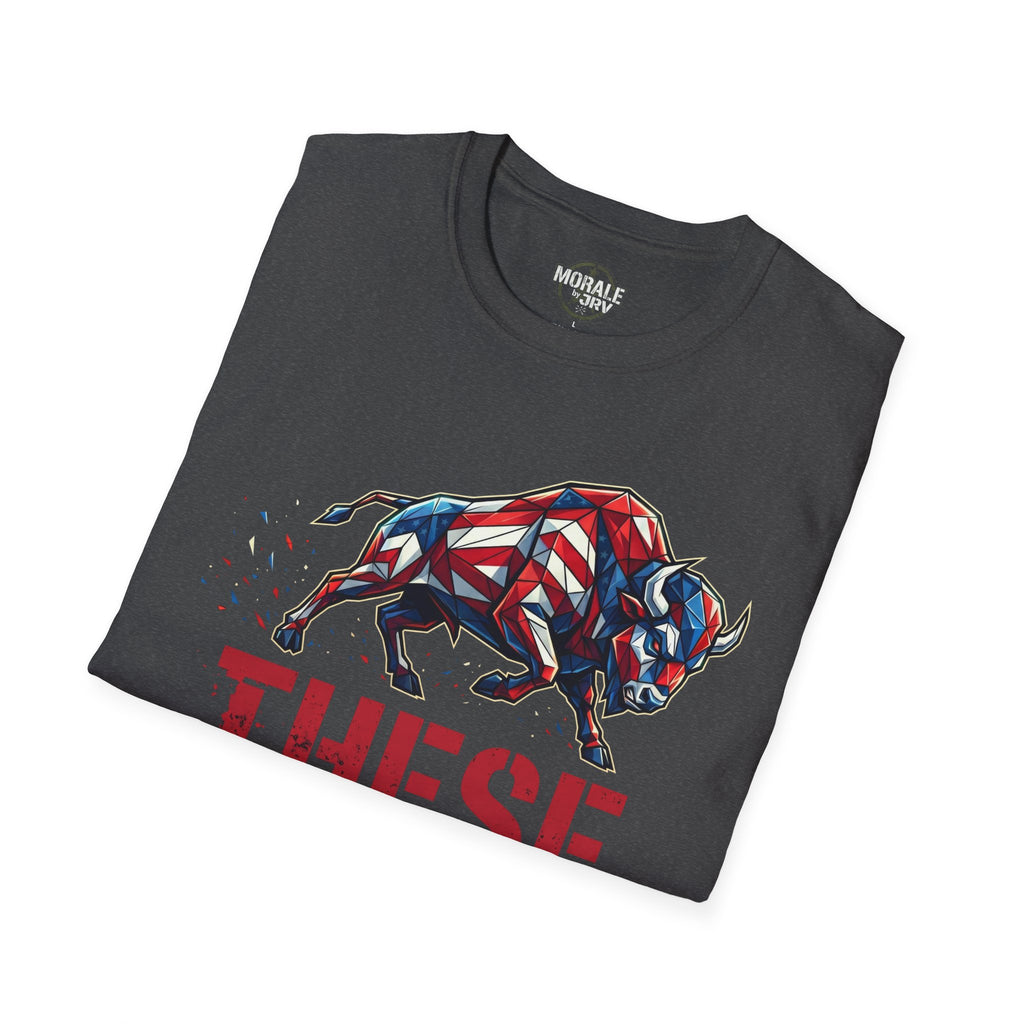 Dark Heather T‑Shirt mit Bullen-Grafik in Blau/Rot und rotem Schriftzug unten
