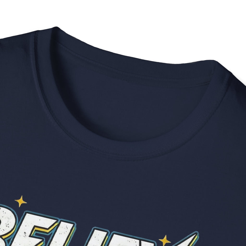 Navy T-Shirt mit Kragen und Teil des Zitat-Prints unten links