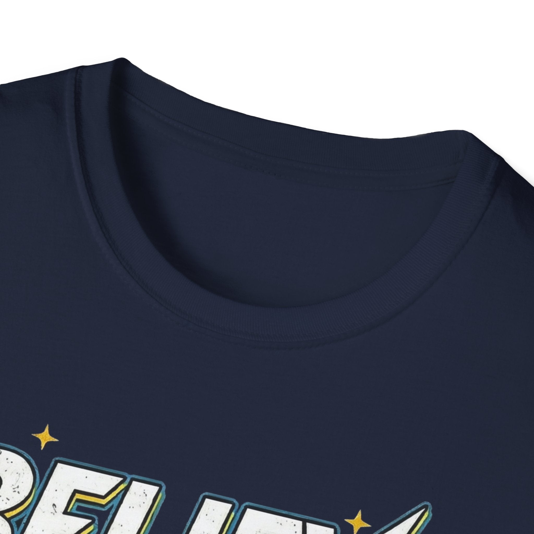 Navy T-Shirt mit Kragen und Teil des Zitat-Prints unten links
