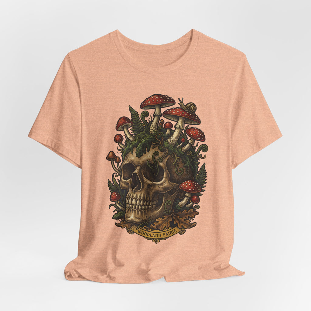 Mushroom skull T-shirt durazno claro: calavera con hongos rojos y plantas.