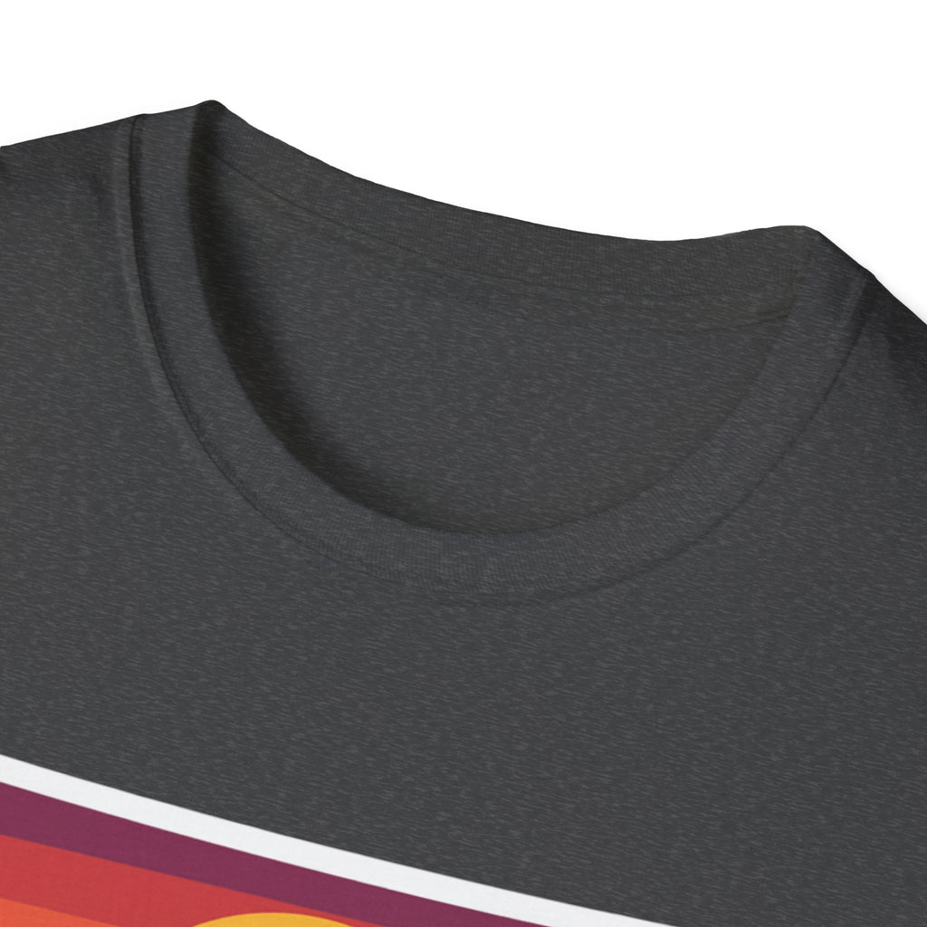 Charcoal T-Shirt, Nahaufnahme Rundhalsausschnitt und farbige Druckkante unten