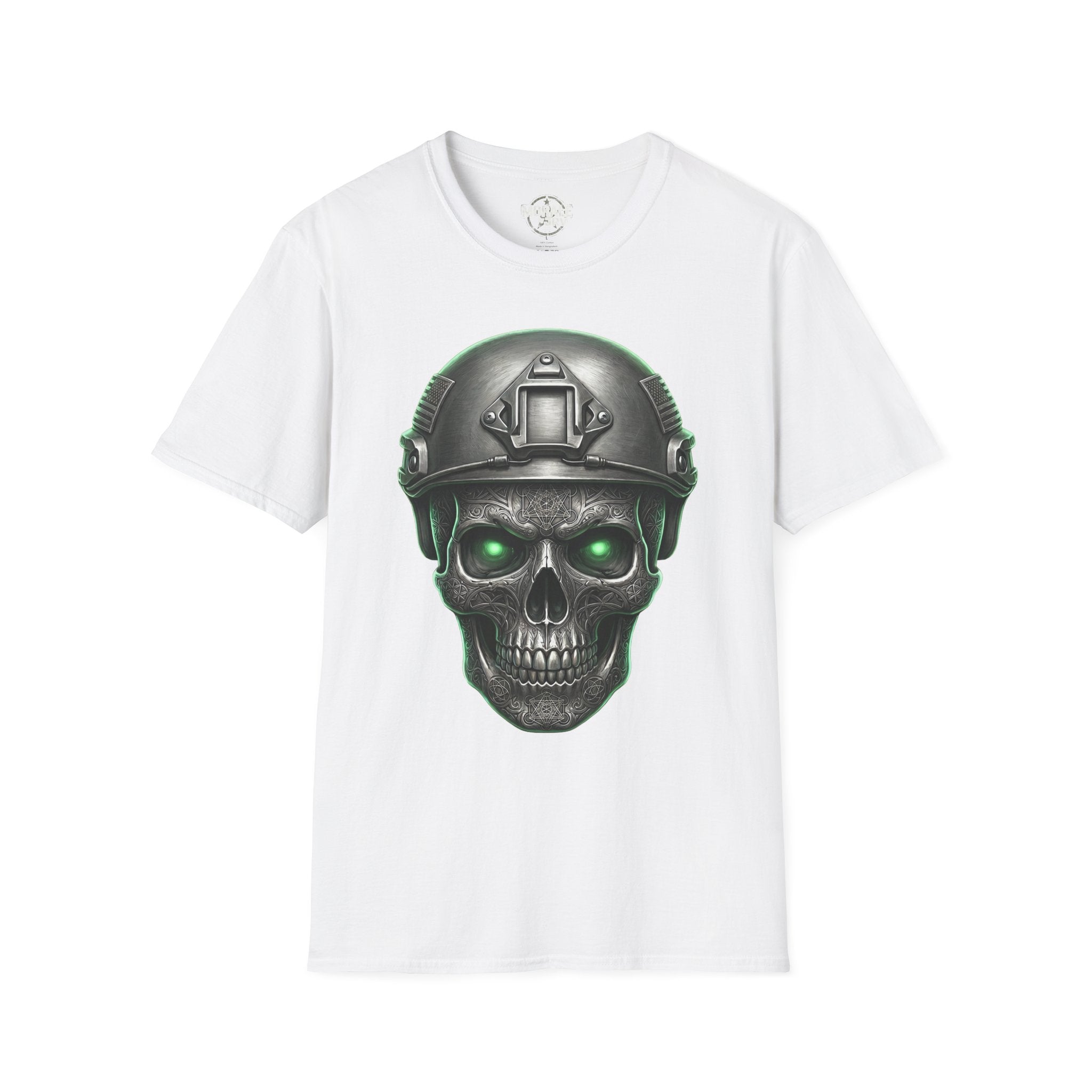 Tactical skull T-shirt con casco y ojos verdes fluorescentes, camiseta blanca
