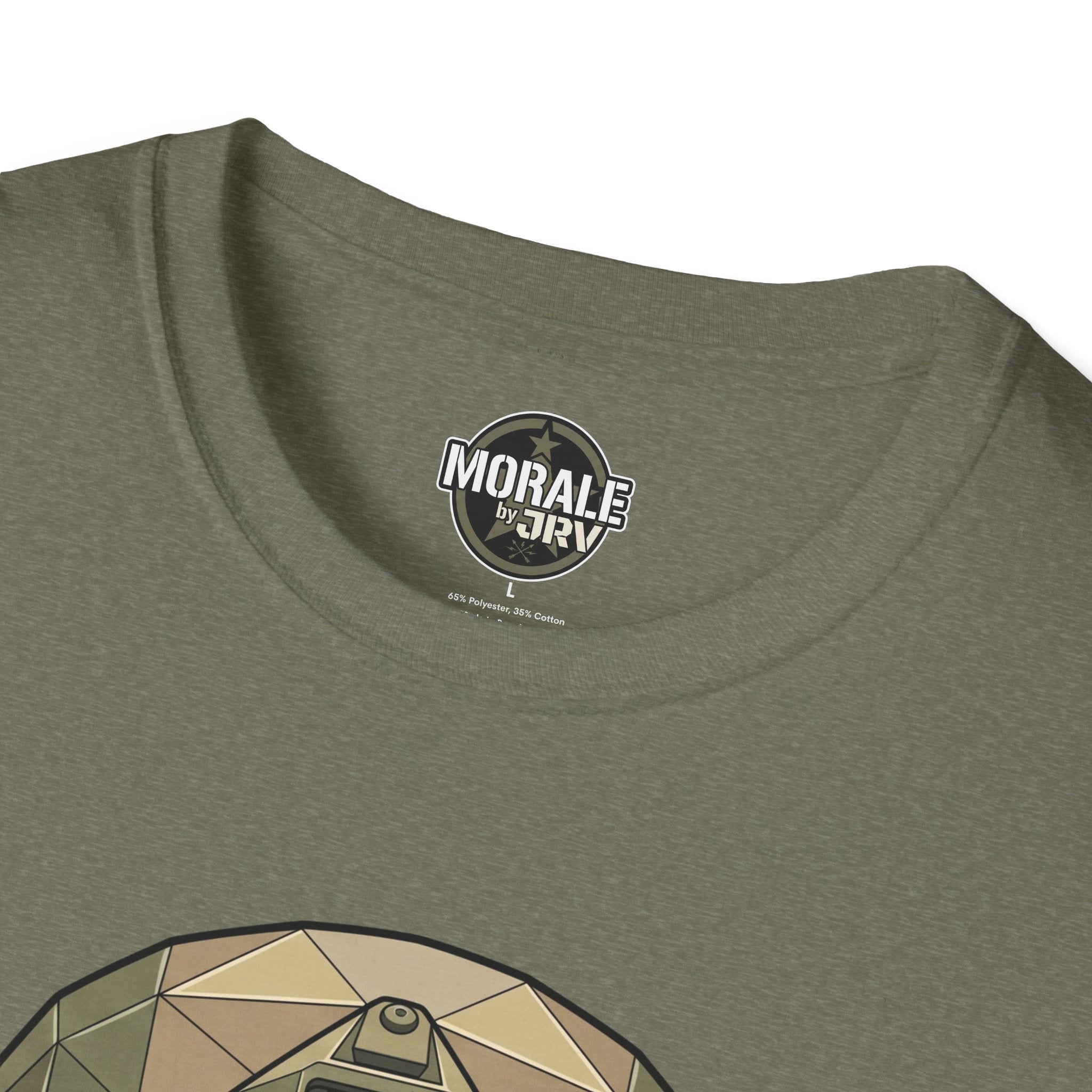 T-Shirt olivgrün mit Halsausschnitt-Aufnäher „Morale by CRI“ und Teil der Helm-Skull-Grafik