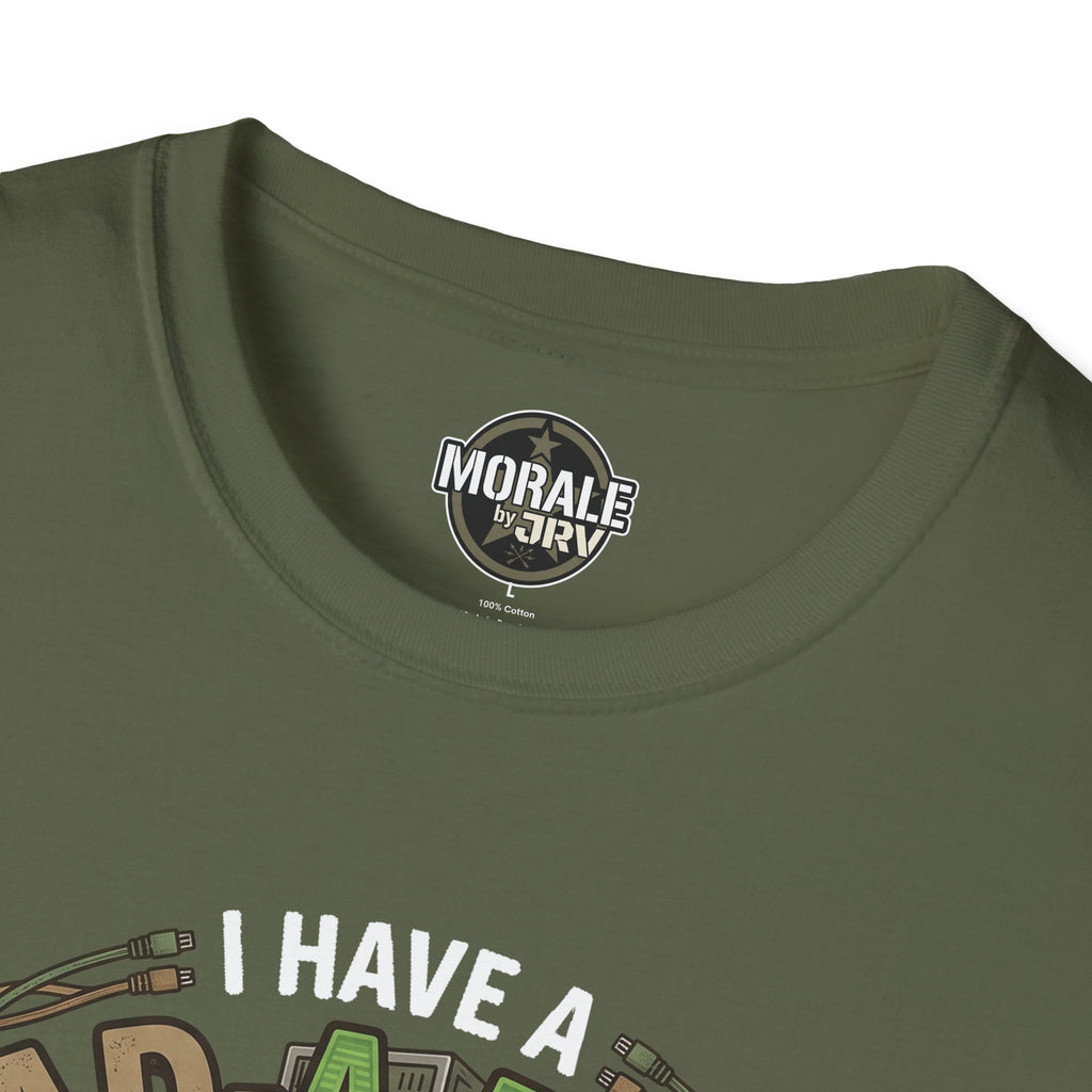 Militärgrünes T‑Shirt mit Rundhals und kleinem Logo am Halsausschnitt
