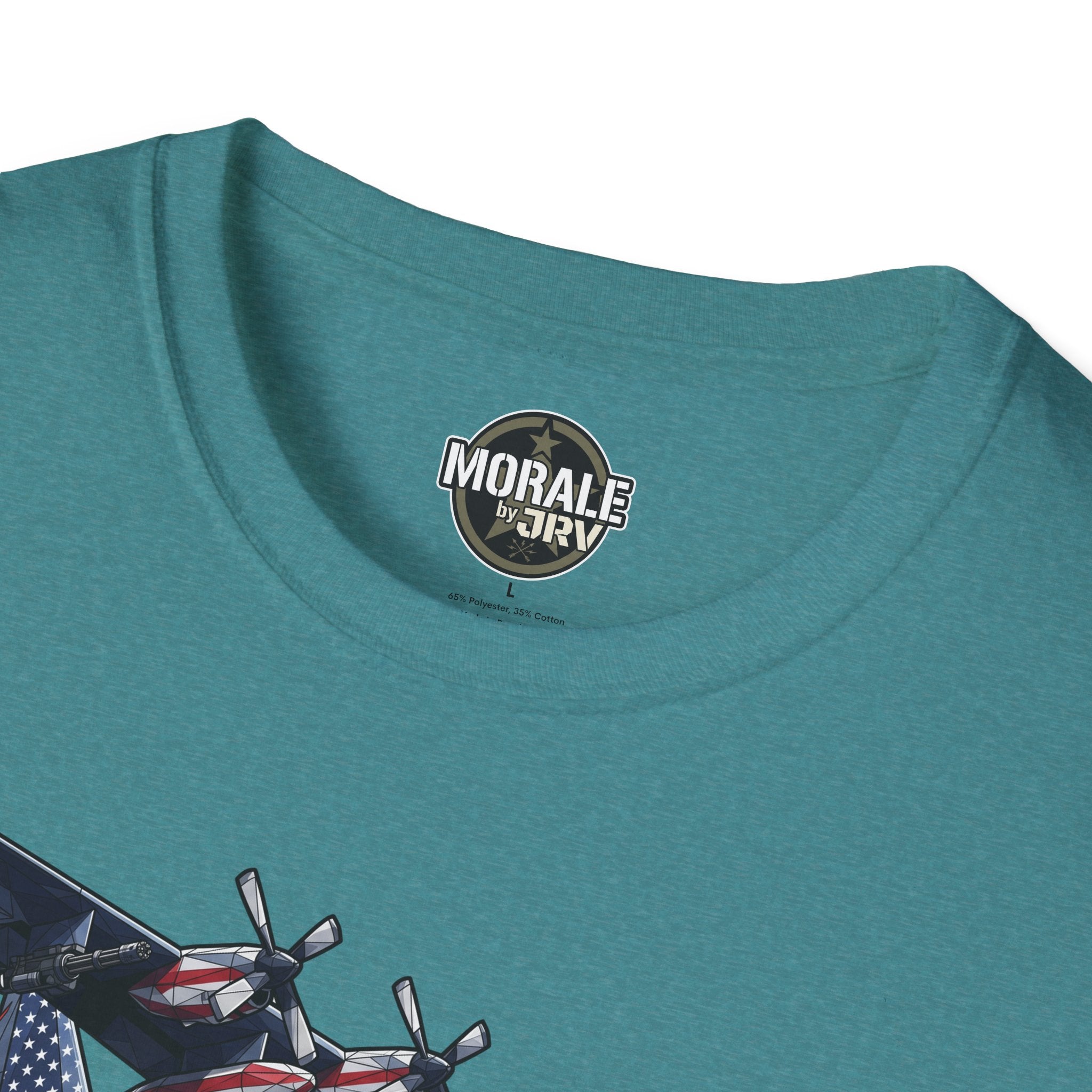 Türkisfarbenes T-Shirt: MORALE-Badge am Halsausschnitt