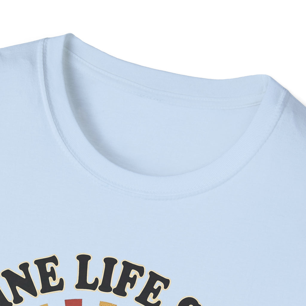 T-Shirt, light blue: gerader Rundhalsausschnitt, Teil des Cartoon-Schriftzugs sichtbar