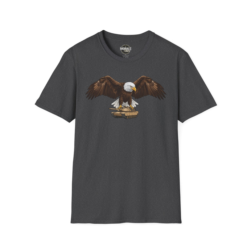 Camiseta gris oscuro con águila calva patriótica y gráfico frontal sobre un tanque