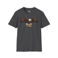 Camiseta gris oscuro con águila calva patriótica y gráfico frontal sobre un tanque