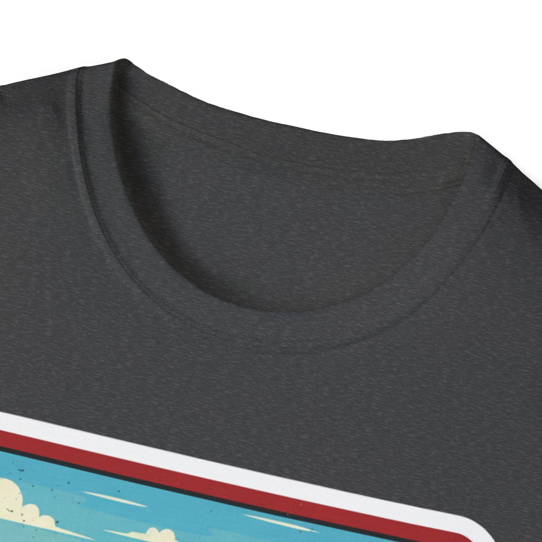 Camiseta gris jaspeado con cuello redondo y franja decorativa del gráfico