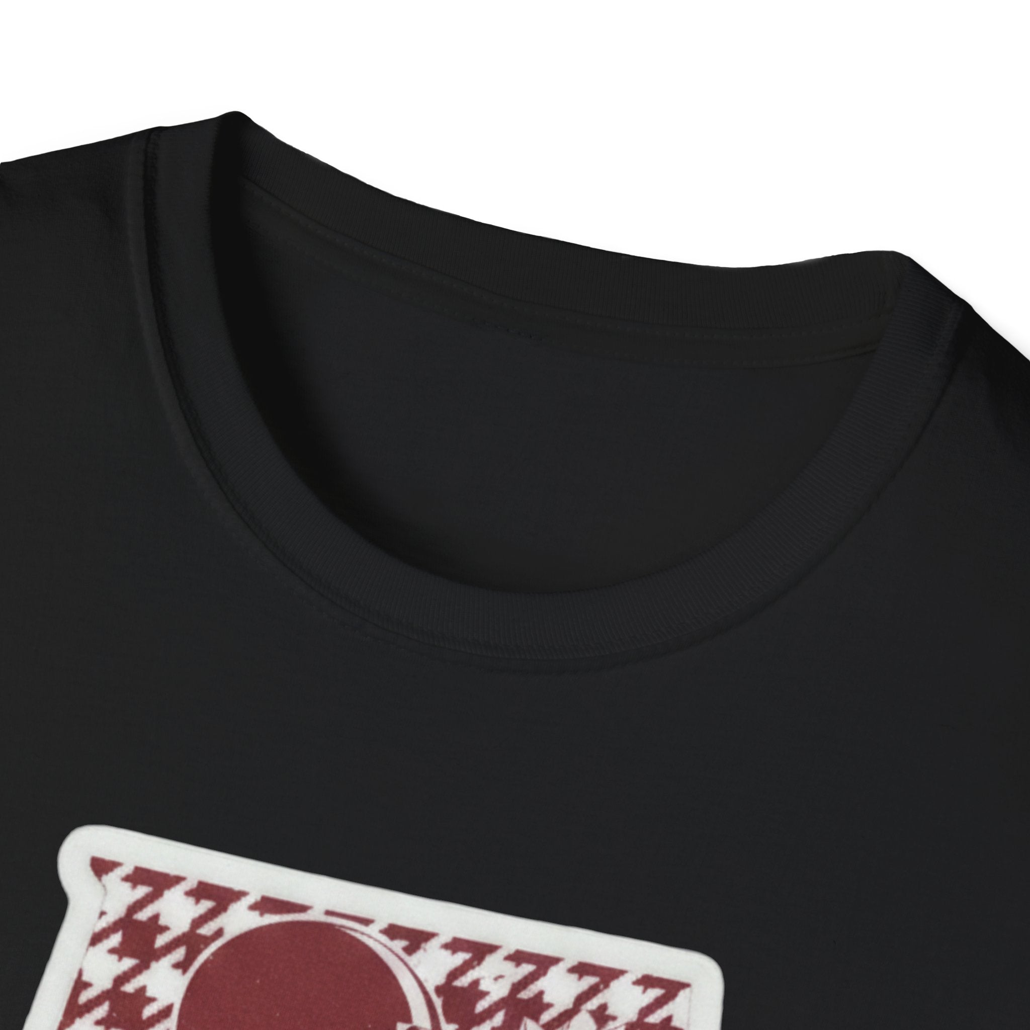Schwarzes T-Shirt mit rundem Halsausschnitt, feine Naht am Kragen im Nahblick
