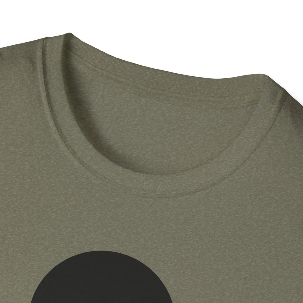 Olivgrünes T-Shirt: Detail am Rundhalsausschnitt