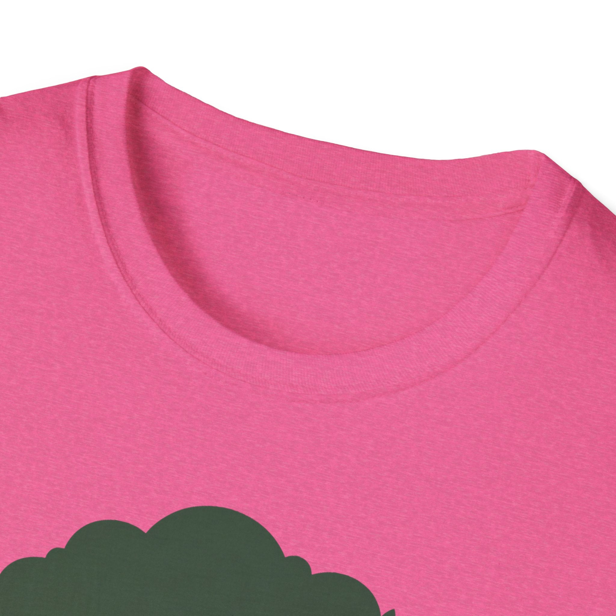 Decote e gola da camiseta rosa com estampa de árvore escura