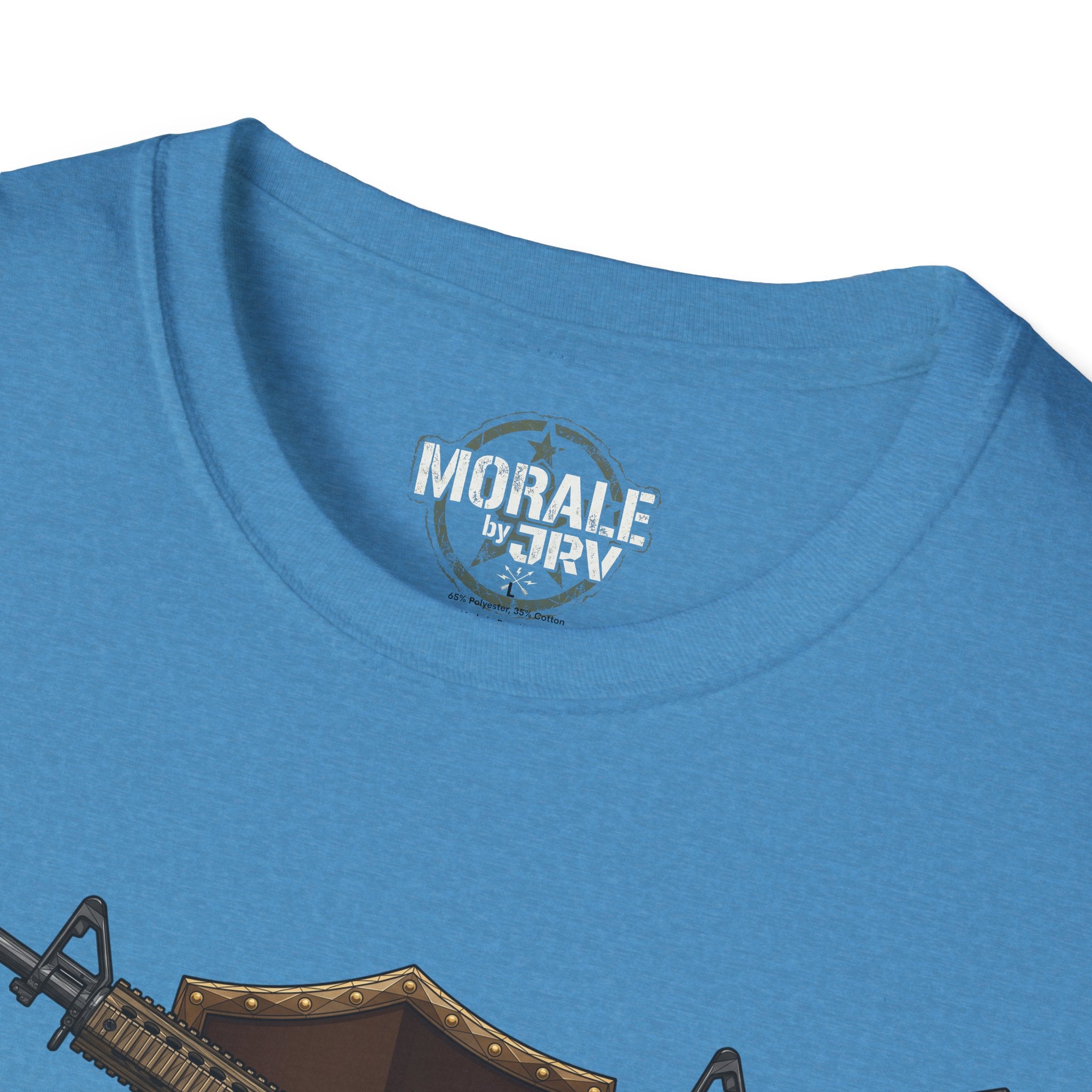 T-Shirt blu chiaro con stampa “MORALE by TRV” e parte del fucile