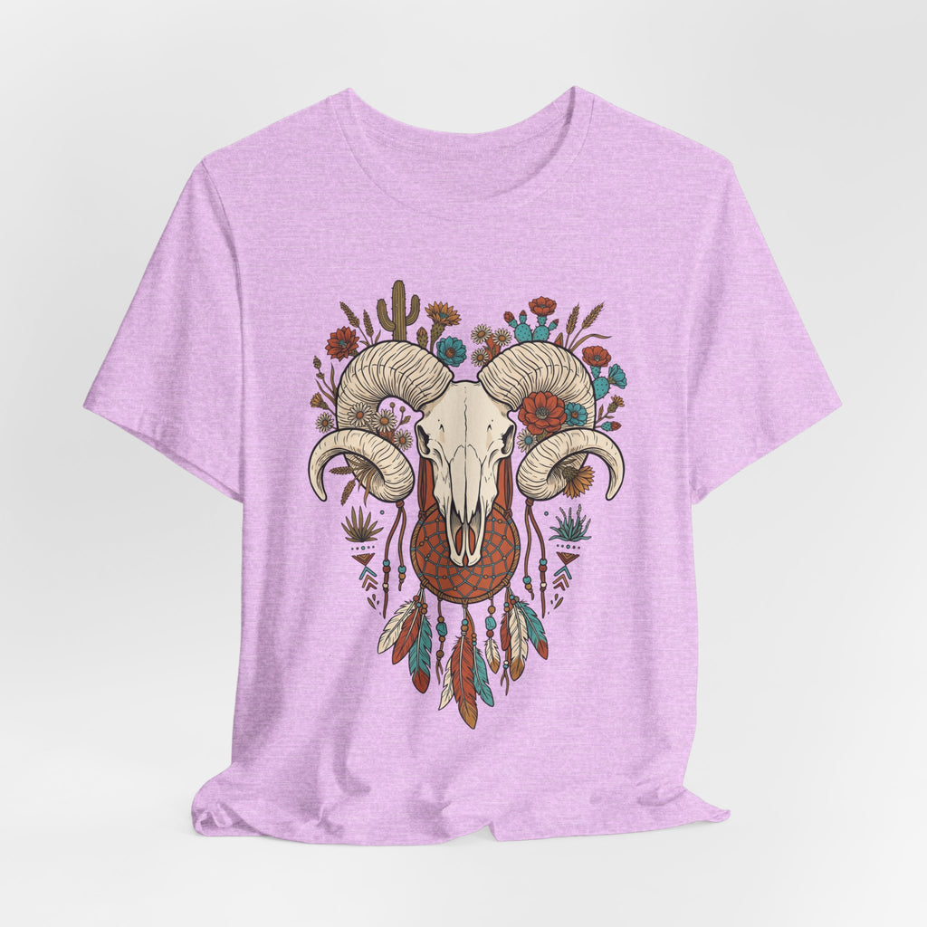 Lila Boho-Gothic T-Shirt mit Widder-Schädel und Traumfänger-Blumenkranz