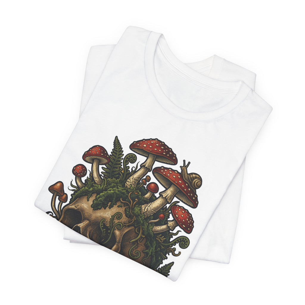 Mushroom skull T-shirt en blanco: estampado gótico de calavera con hongos y plantas.