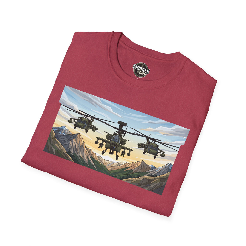 Rotes T-Shirt mit großer Grafik von Angriffshubschraubern über Berglandschaft