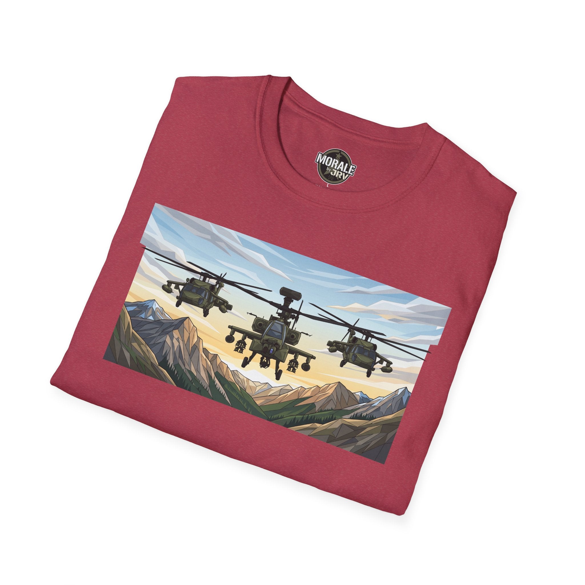 Rotes T-Shirt mit großer Grafik von Angriffshubschraubern über Berglandschaft