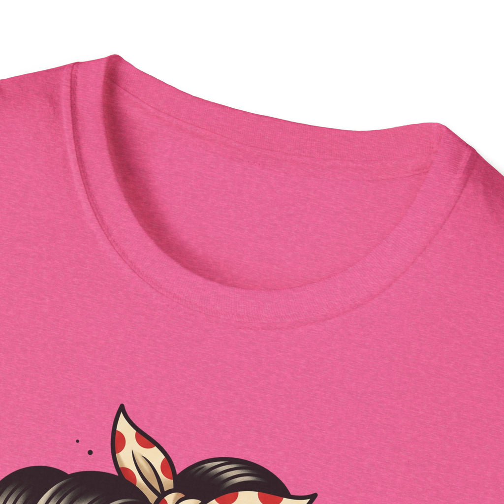 T-shirt rosa con cuello redondo y parte del estampado de calavera pinup tattoo
