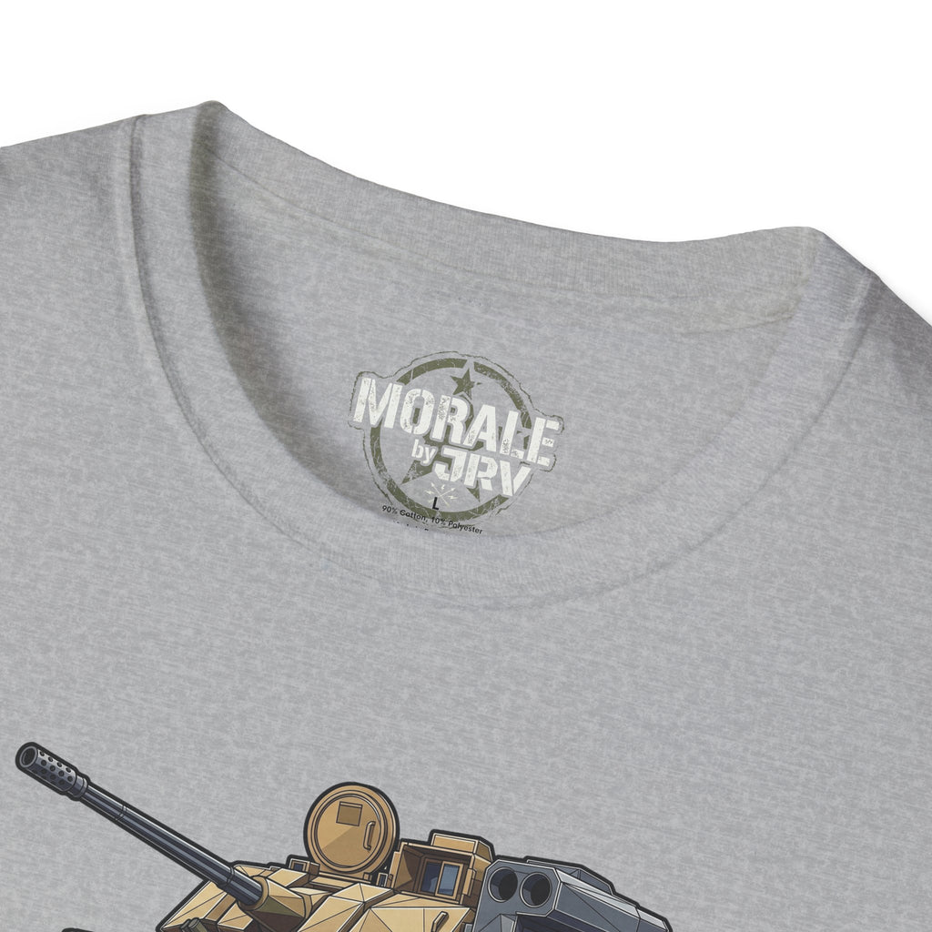 Hellgraues T-Shirt, Nahaufnahme Rundhalsausschnitt mit Panzer-Grafik unten